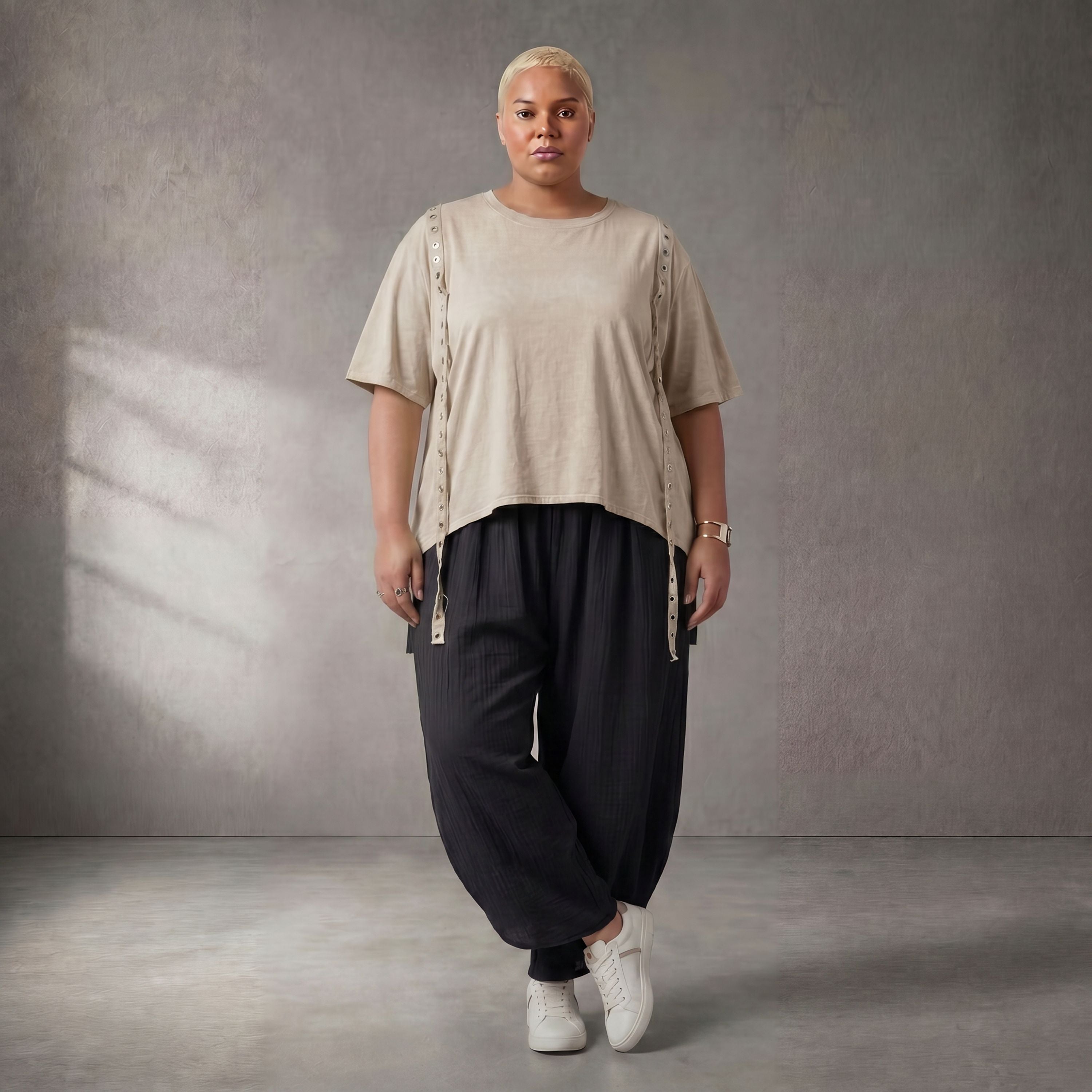 Kastiges Kurzarmshirt aus weichem Stretch Jersey in Beige mit dekorativem Ösenband Akzent