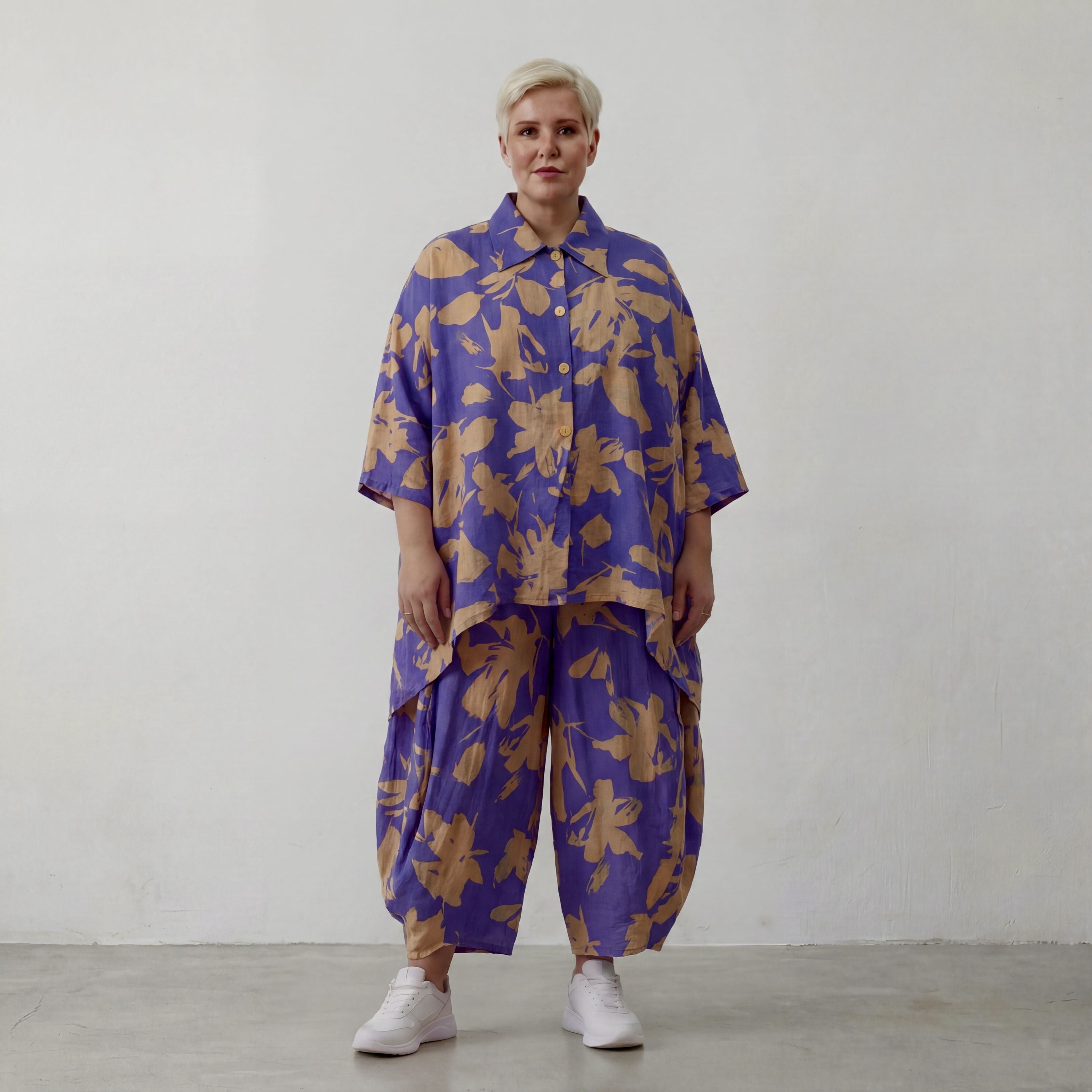 Ballonhose aus luftiger Popeline in Lila Sand mit Klecksemuster und aufgesetzten Taschen