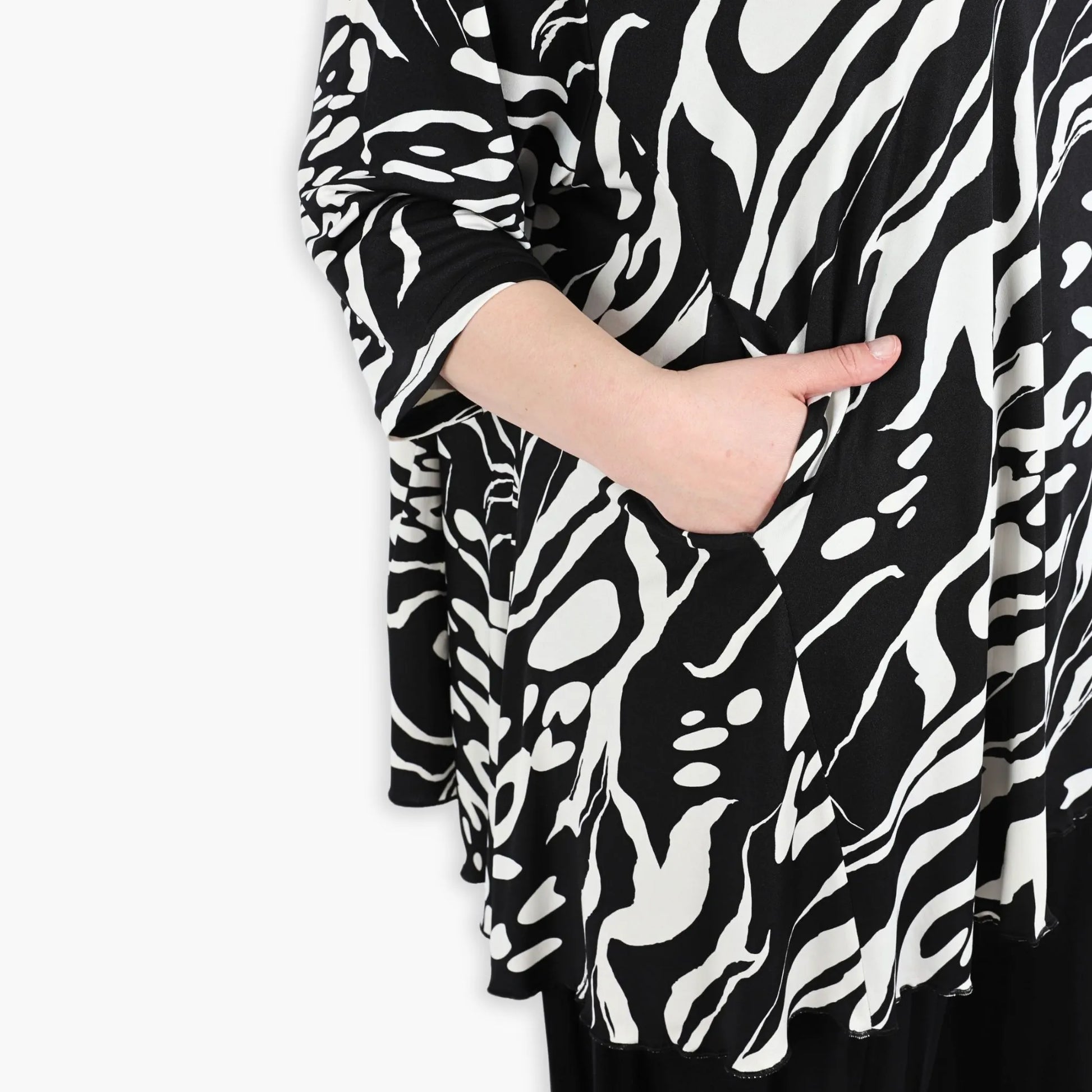  A-Form Bigshirt von AKH Fashion aus Viskose, 1290.00593, Schwarz-Ecru, Abstrakt, Ausgefallen