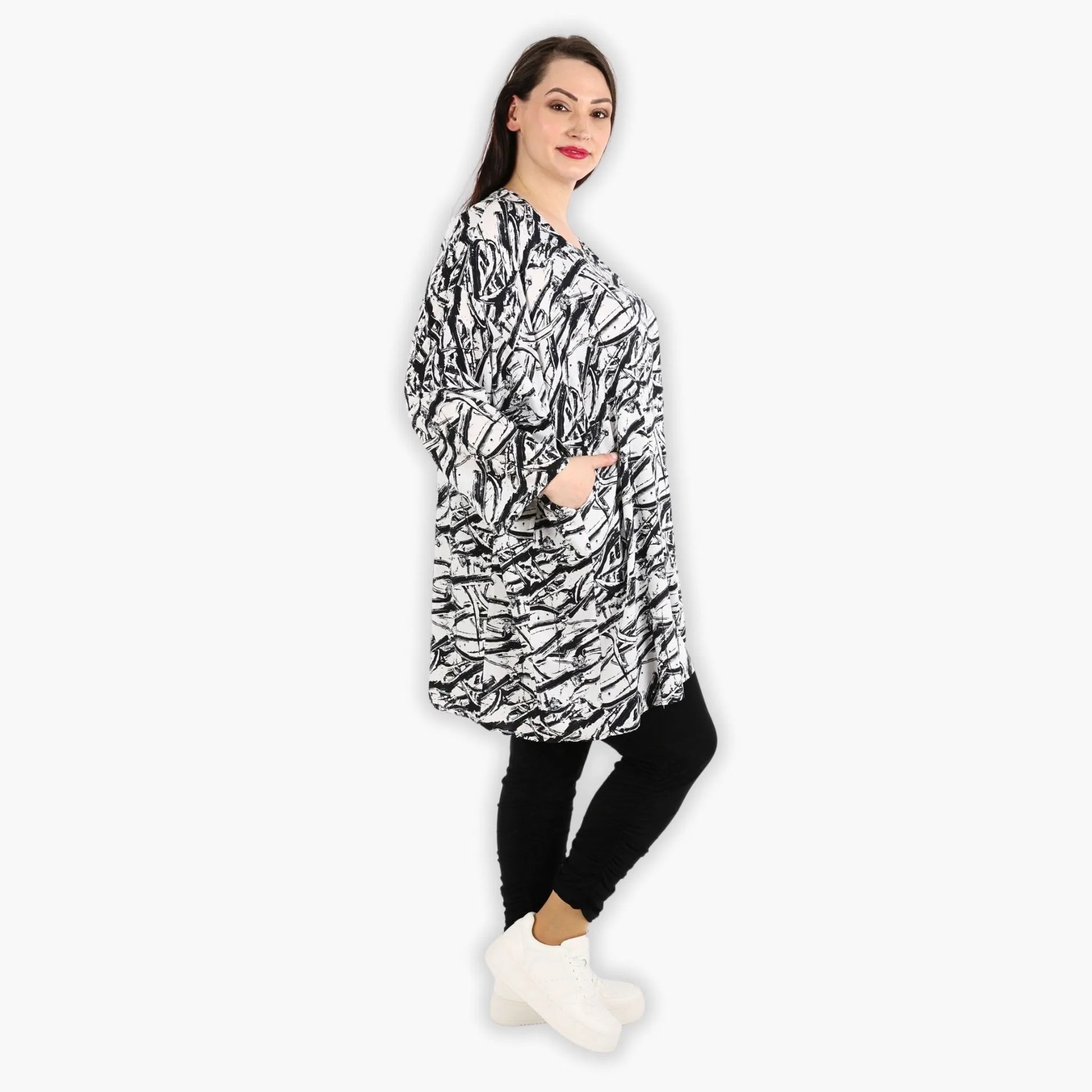  Oversize Shirt in Schwarz-Weiß mit 3/4-Ärmeln und praktischen Nahttaschen aus Viskose