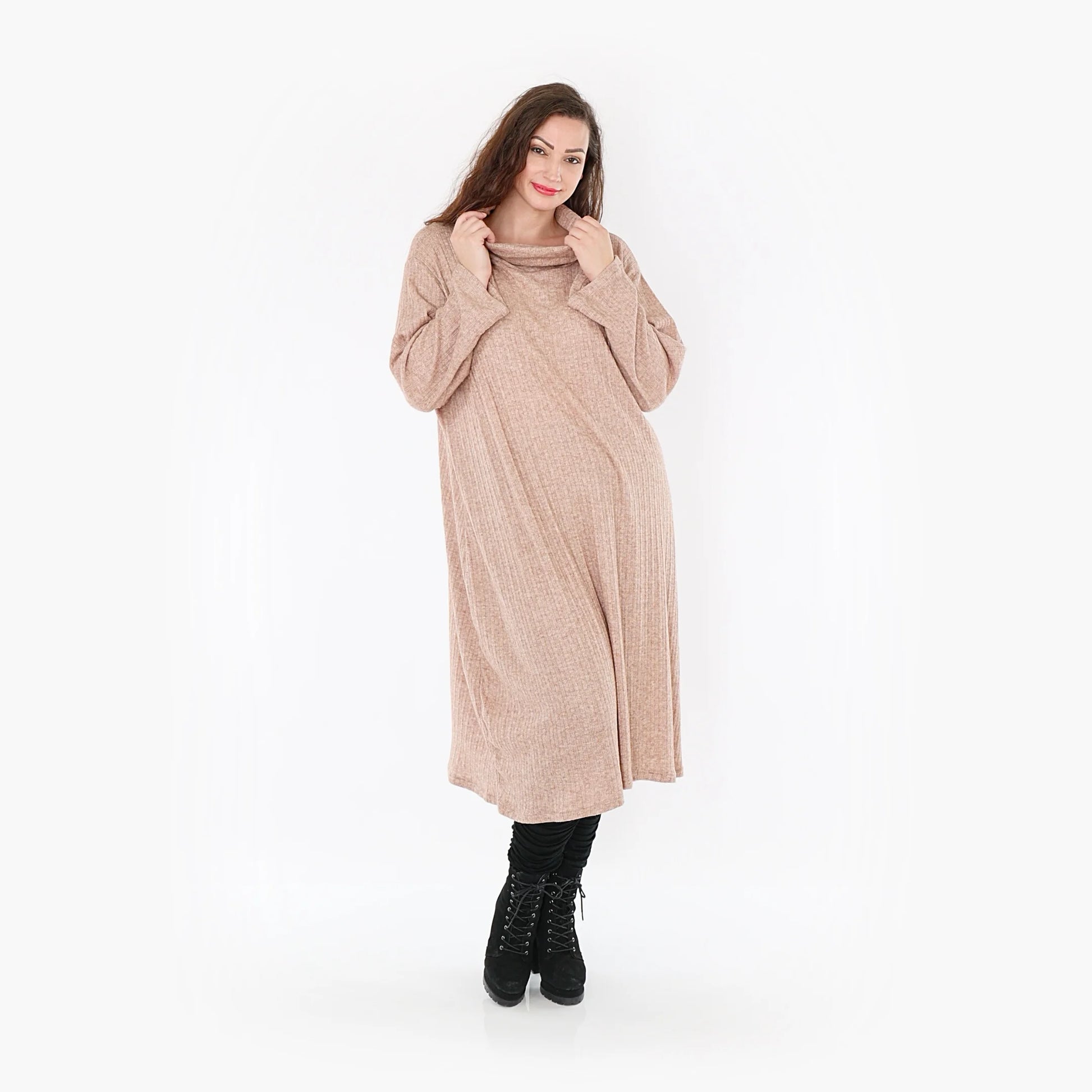  Elegantes taupe Rollkragenoberteil aus weichem Feinstrick für Herbst- und Wintermode in Plus Size