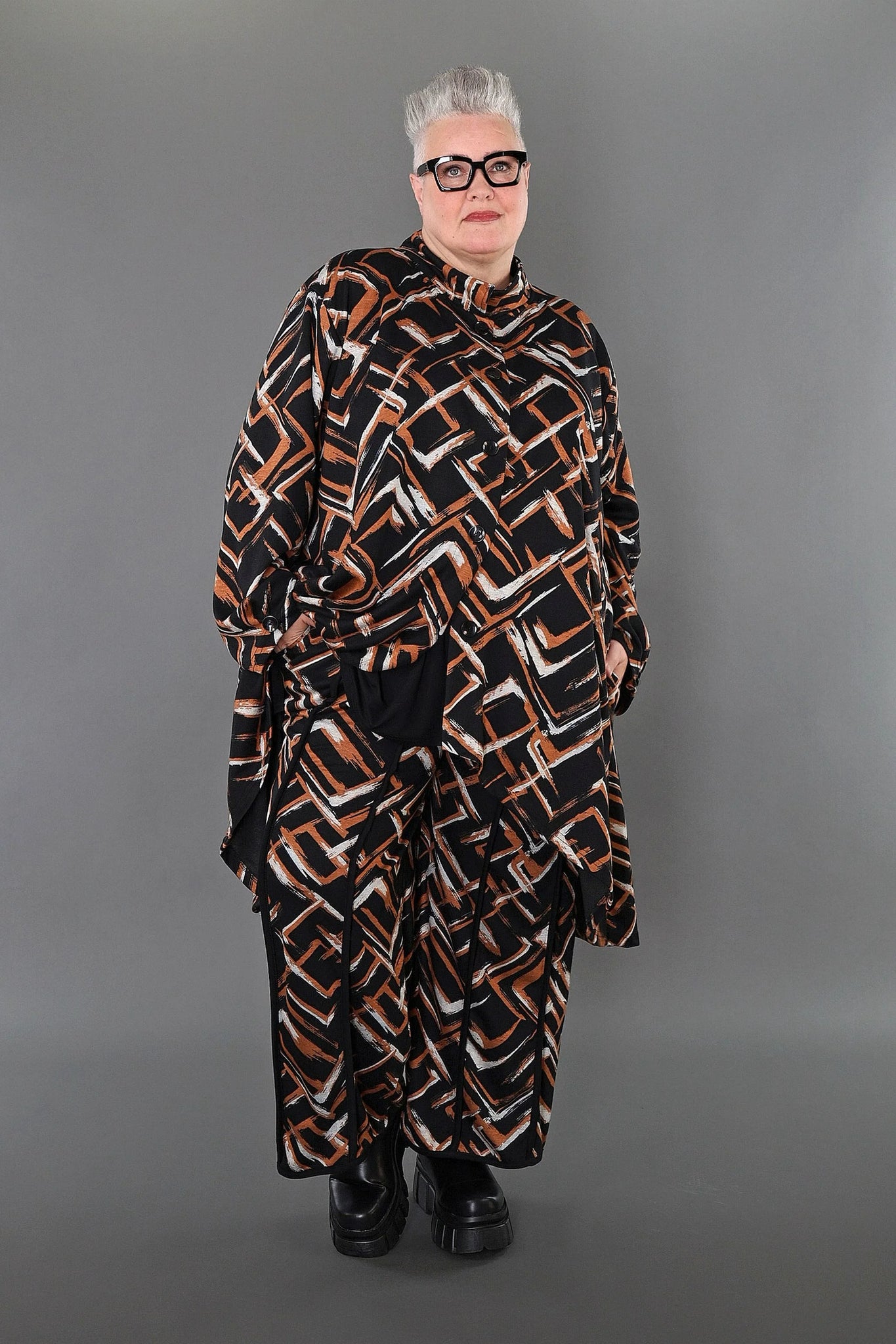  AKH Fashion Jacke in Vokuhila-Form, aus Viskose, 1517.07119, Schwarz/Cognac/Weiß, Schick