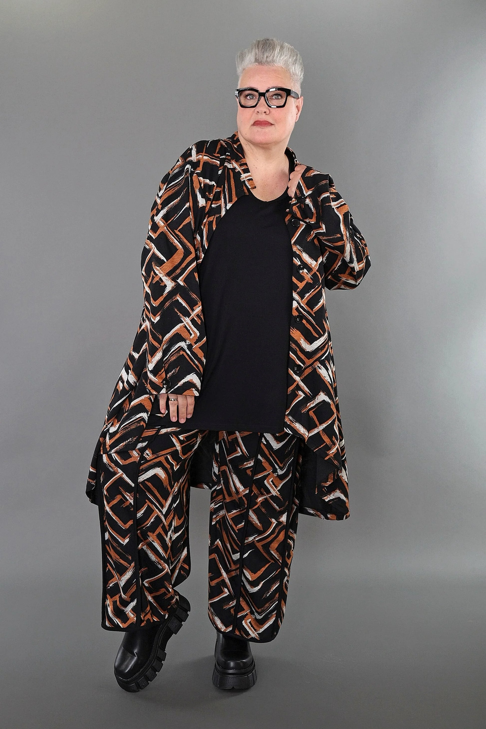  AKH Fashion Jacke in Vokuhila-Form, aus Viskose, 1517.07119, Schwarz/Cognac/Weiß, Schick