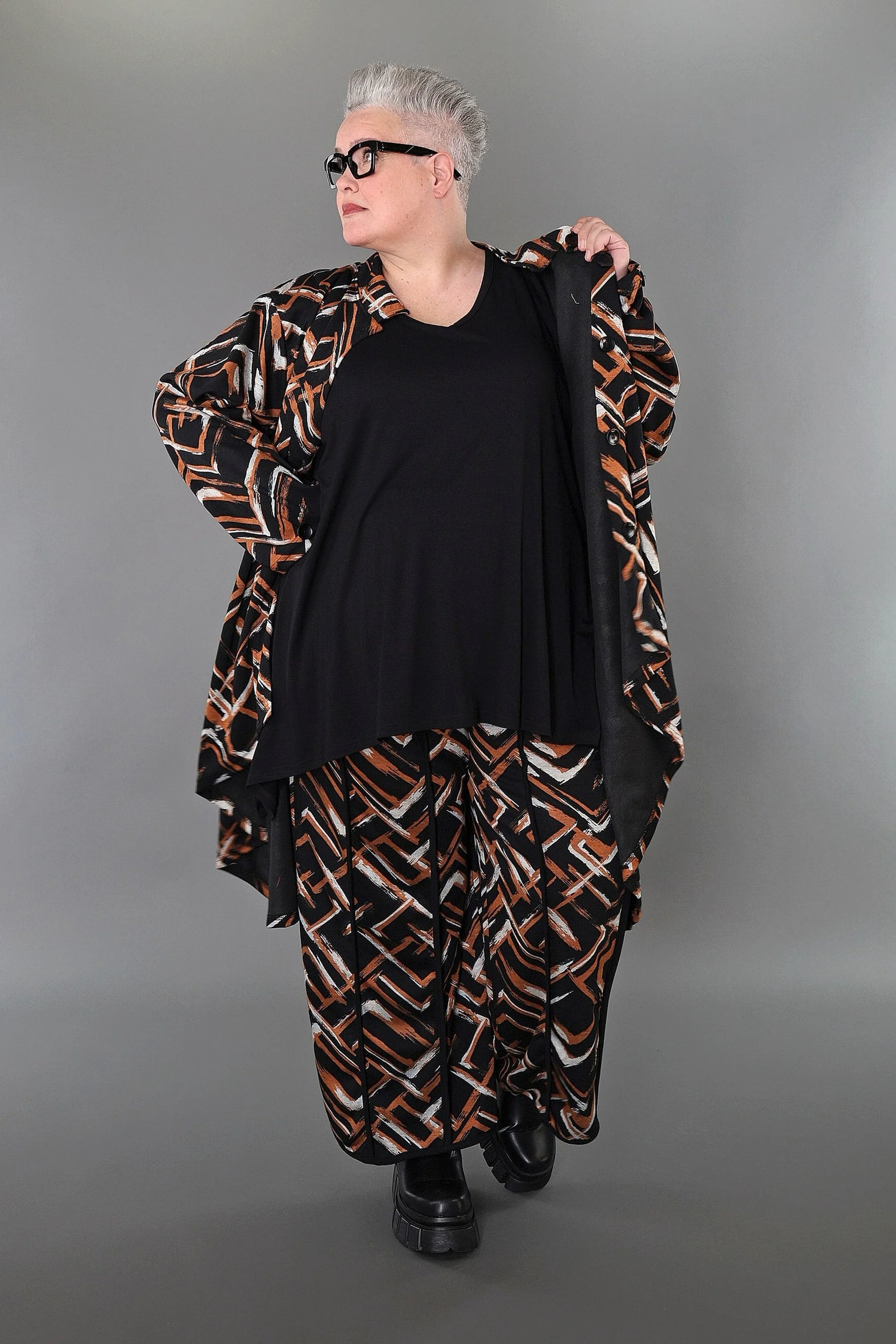  AKH Fashion Jacke in Vokuhila-Form, aus Viskose, 1517.07119, Schwarz/Cognac/Weiß, Schick