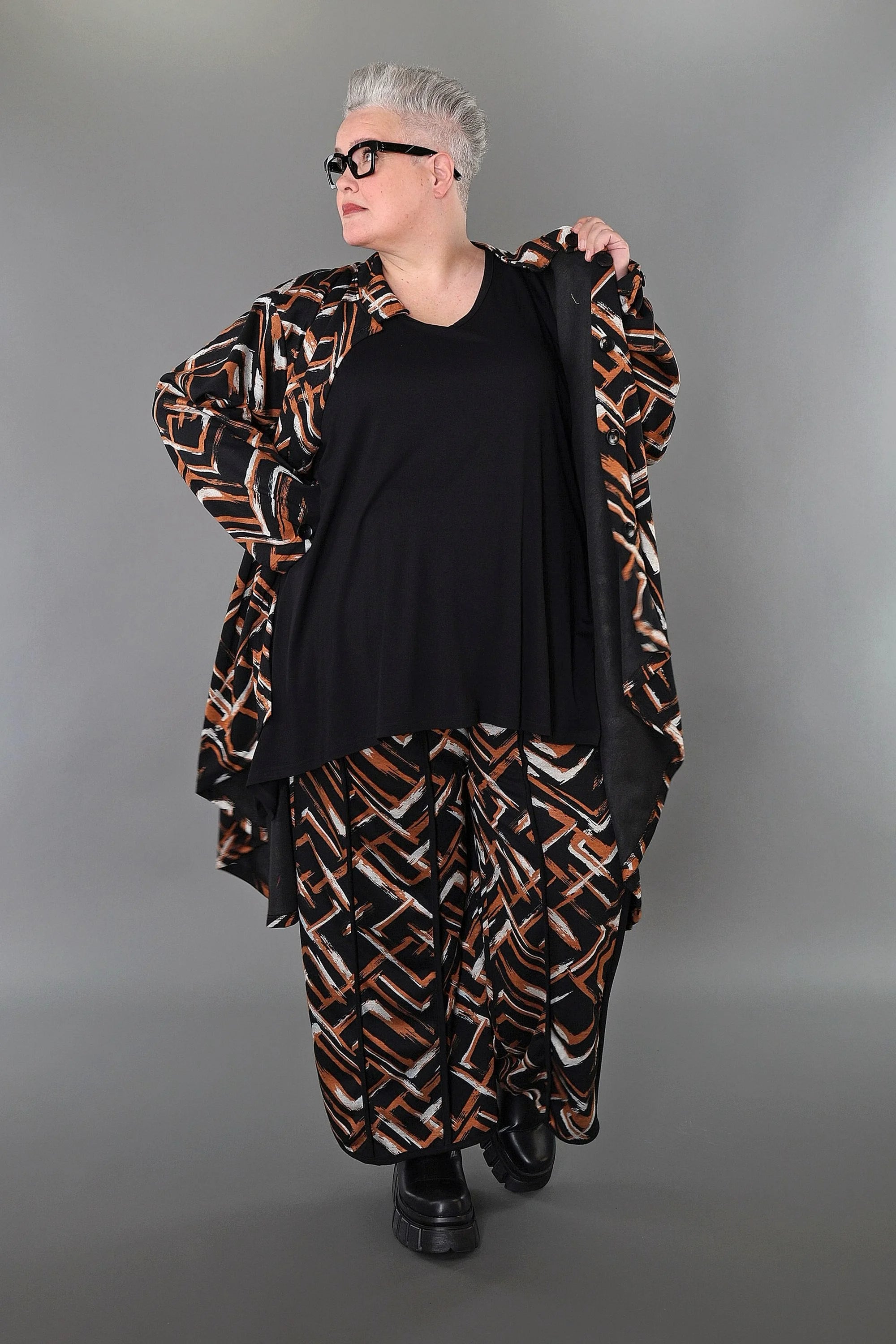  AKH Fashion Jacke in Vokuhila-Form, aus Viskose, 1517.07119, Schwarz/Cognac/Weiß, Schick
