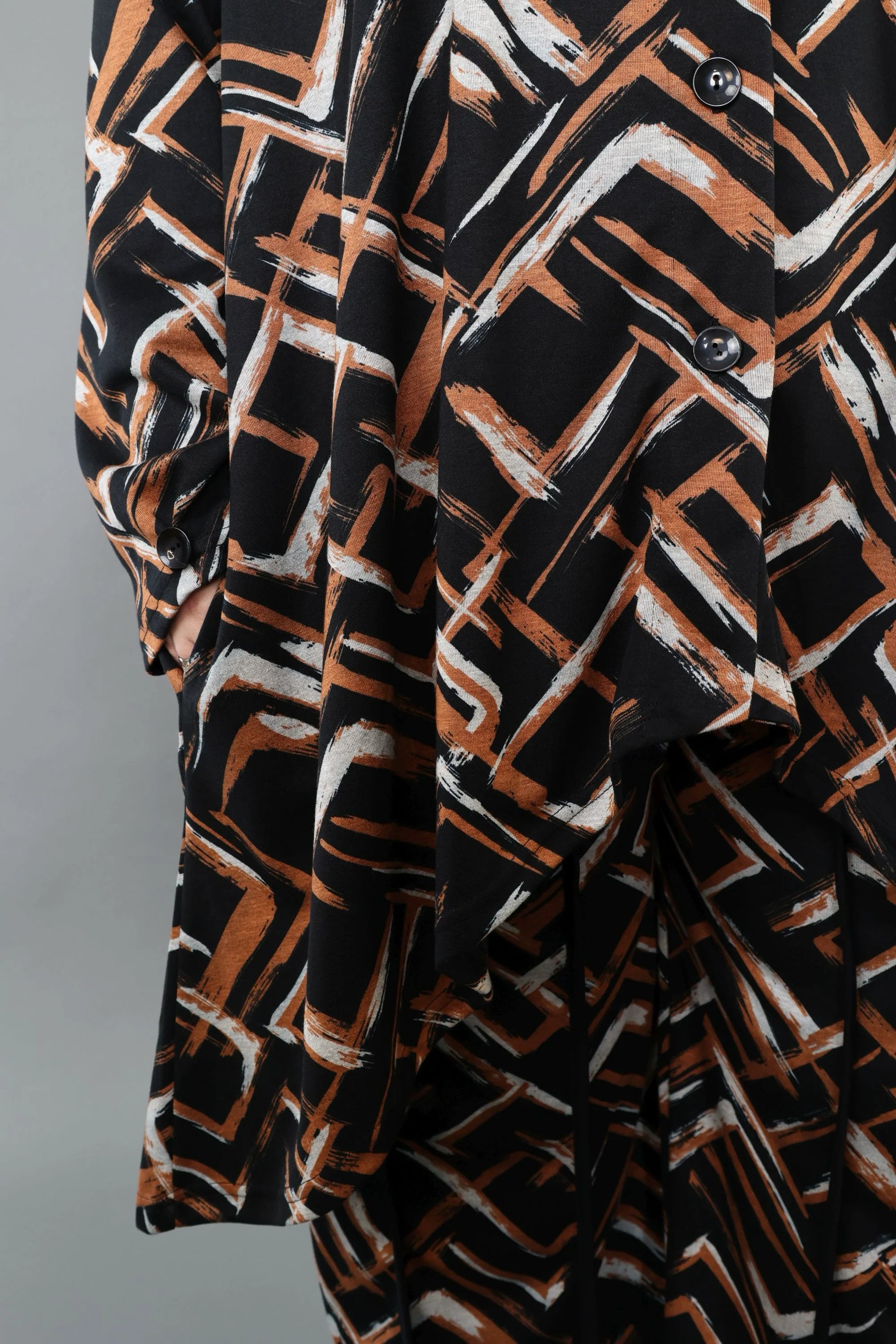  AKH Fashion Jacke in Vokuhila-Form, aus Viskose, 1517.07119, Schwarz/Cognac/Weiß, Schick