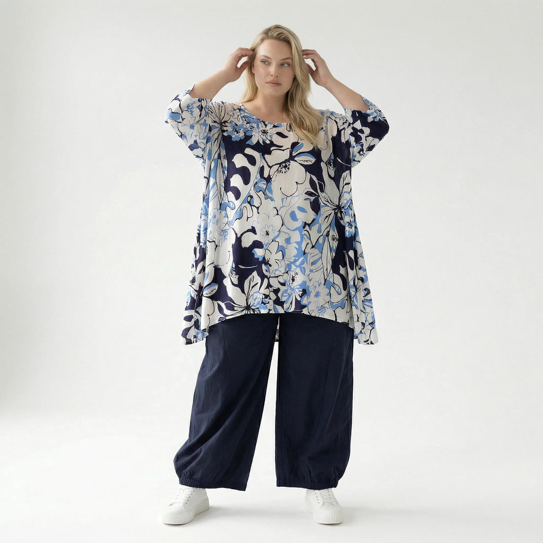  A-Form Bigshirt von AKH Fashion aus Viskose, 1574.00593, Weiß/Marine/Blau, Blumen, Schick