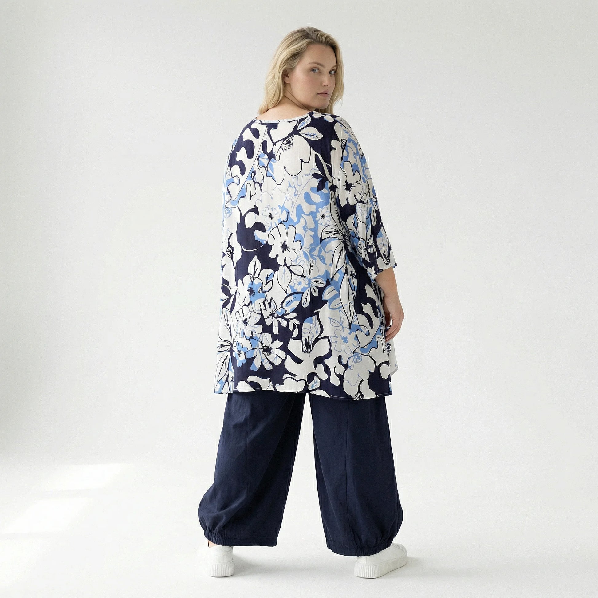  A-Form Bigshirt von AKH Fashion aus Viskose, 1574.00593, Weiß/Marine/Blau, Blumen, Schick