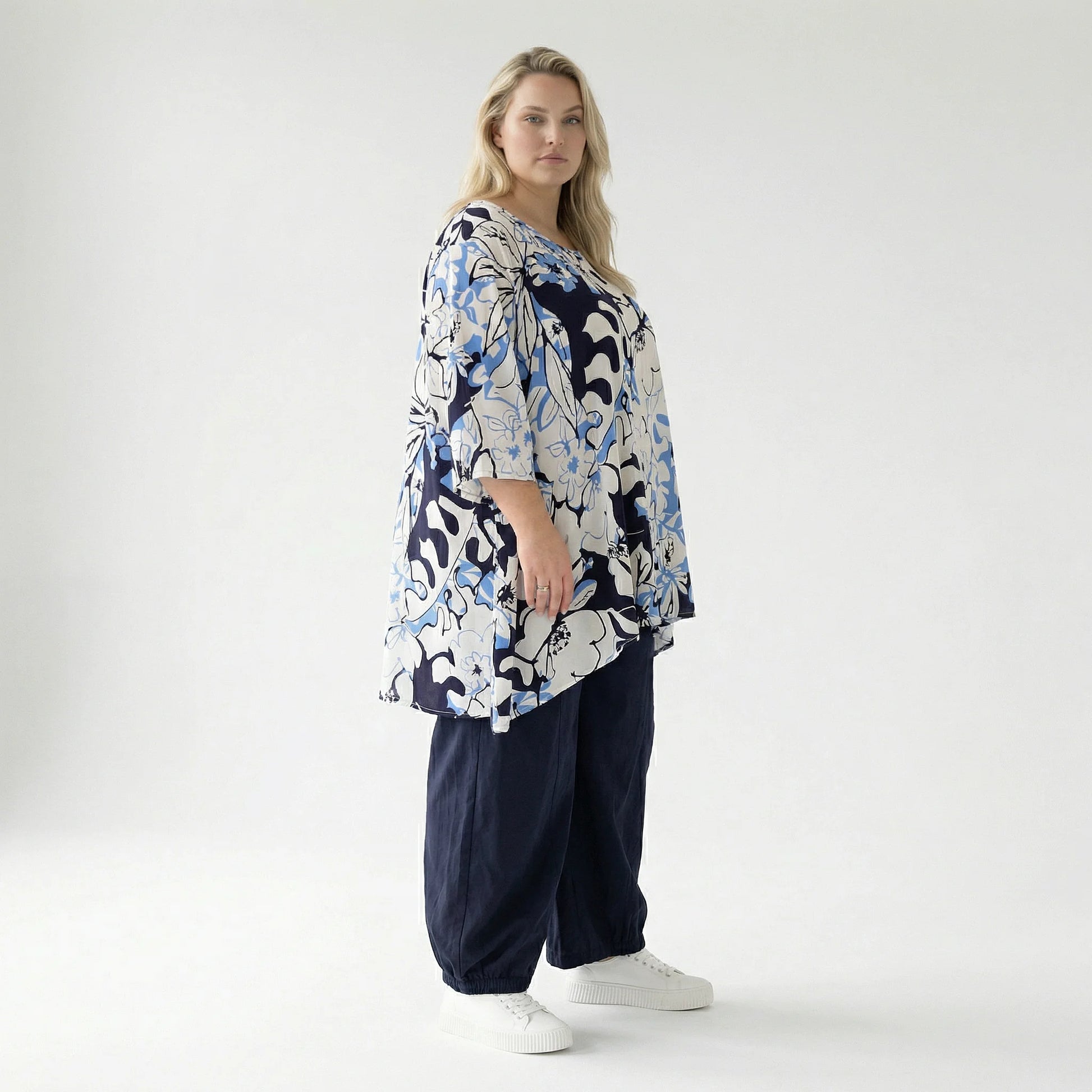  A-Form Bigshirt von AKH Fashion aus Viskose, 1574.00593, Weiß/Marine/Blau, Blumen, Schick