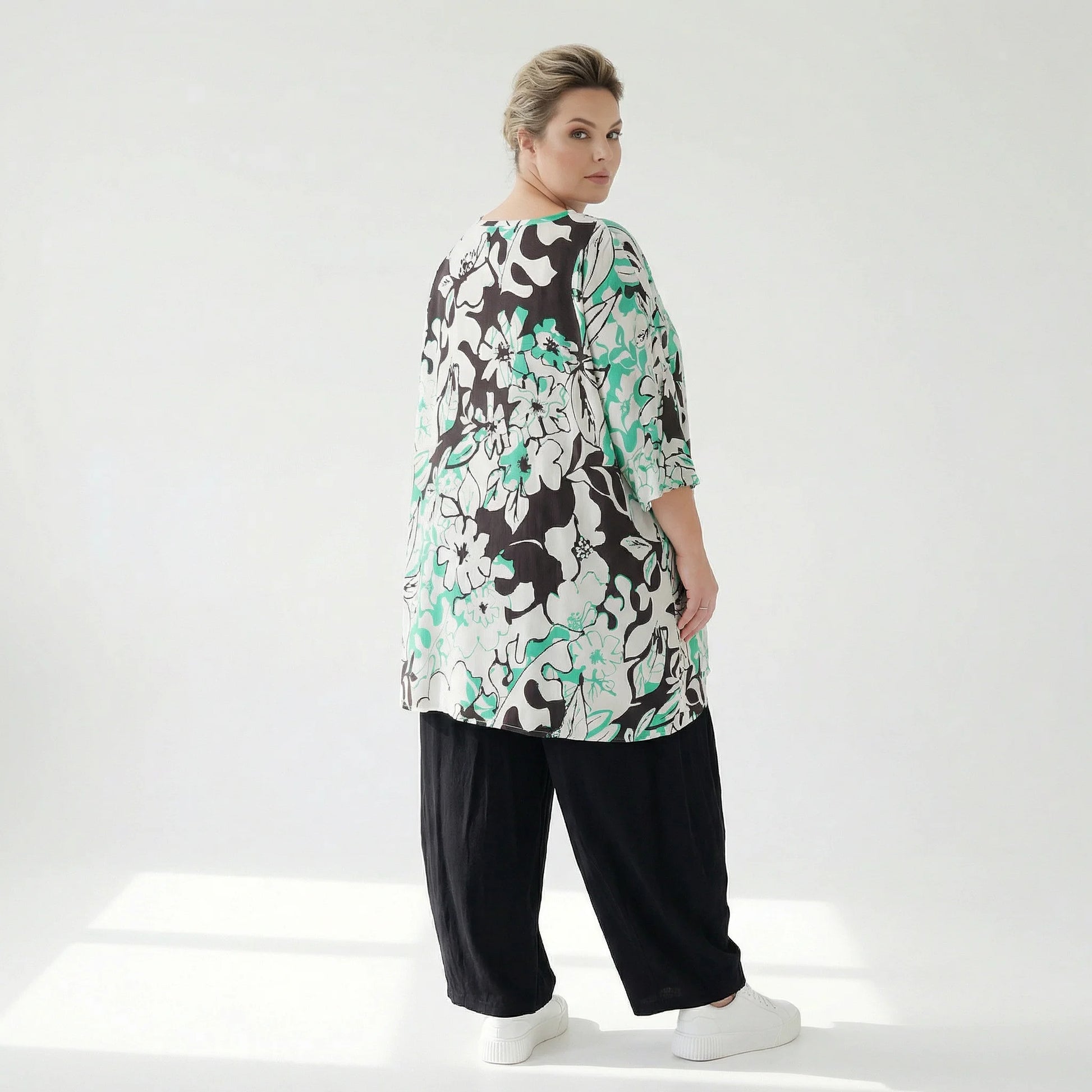  A-Form Bigshirt von AKH Fashion aus Viskose, 1574.00593, Weiß/Schwarz/Grün, Blumen, Schick