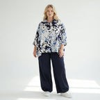  AKH Fashion Jacke in gerundeter Form, aus Viskose, 1574.07092, Weiß/Marine/Blau, Blumen