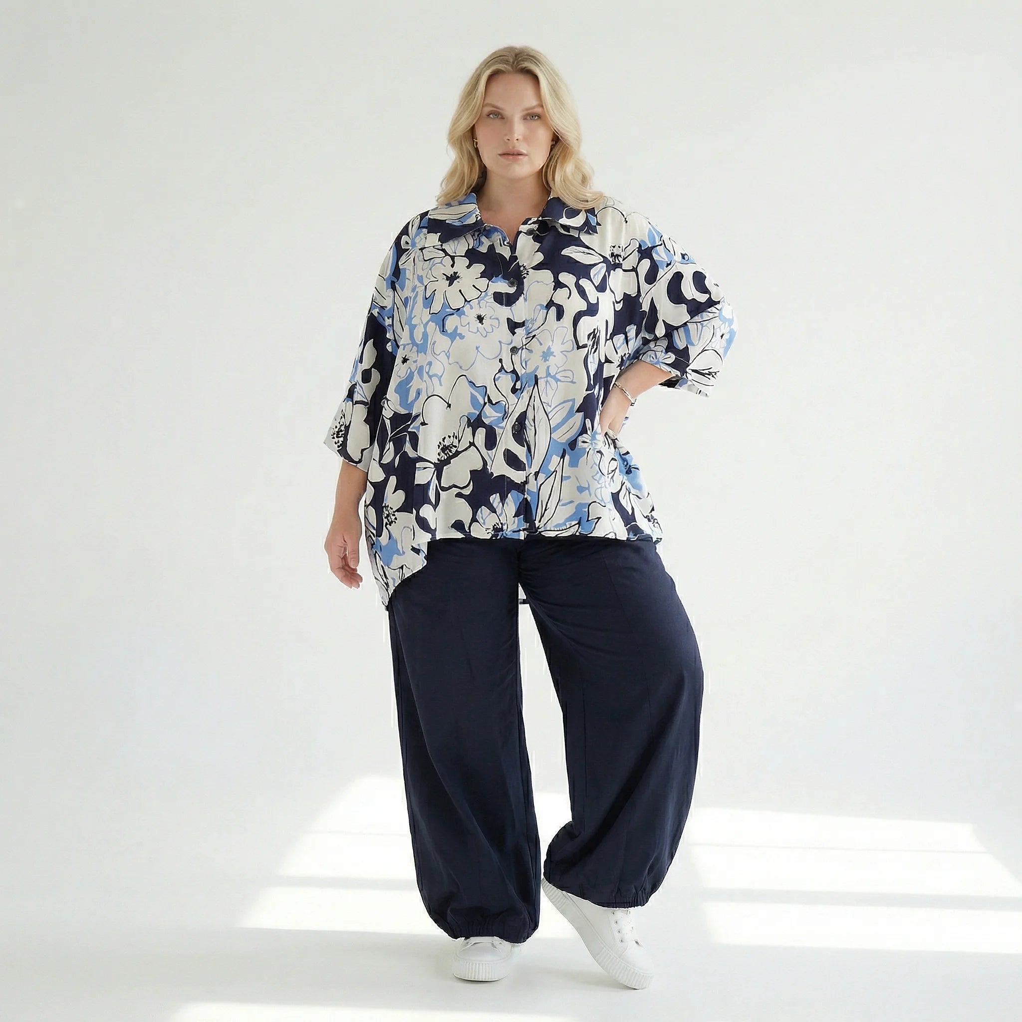 AKH Fashion Jacke in gerundeter Form, aus Viskose, 1574.07092, Weiß/Marine/Blau, Blumen