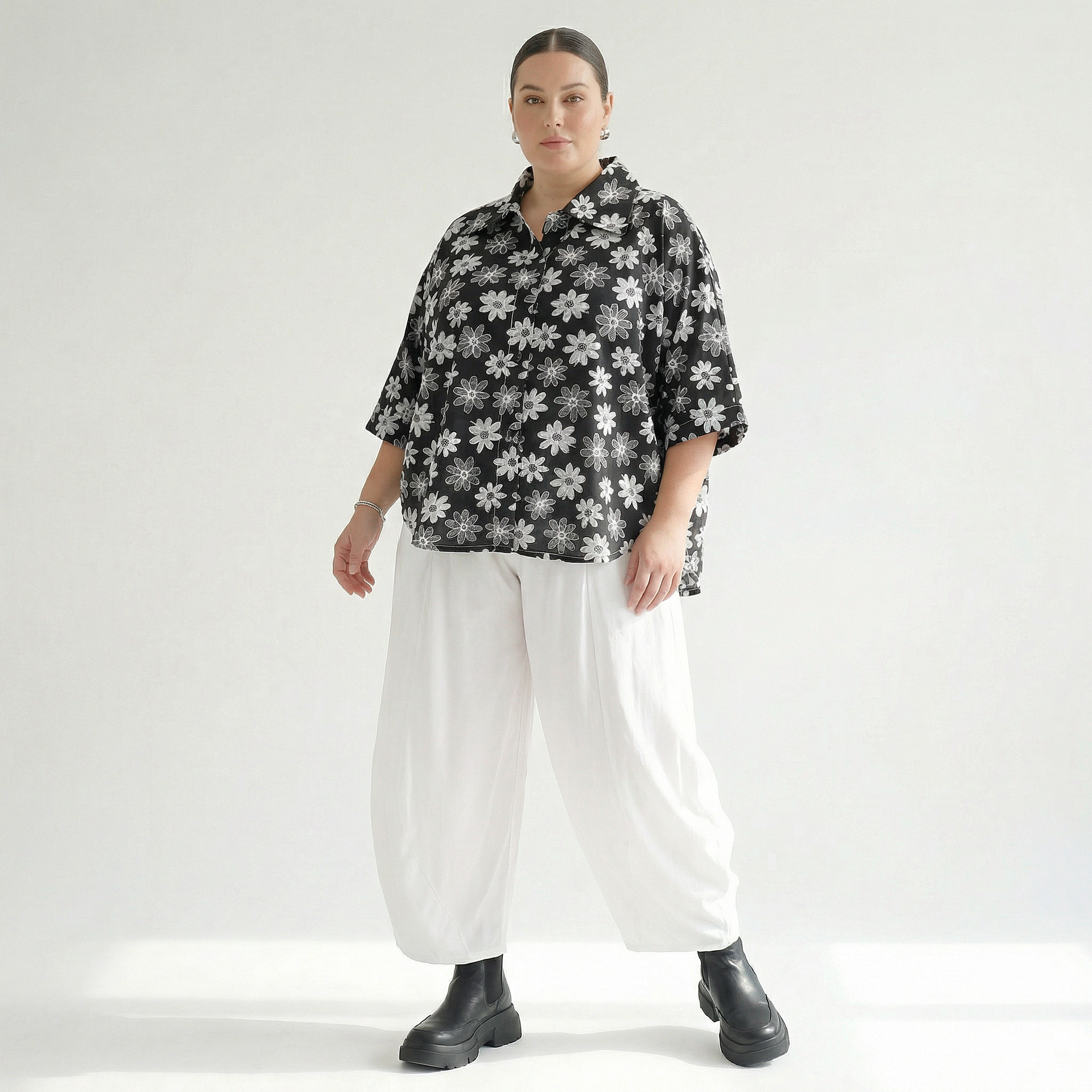 AKH Fashion Jacke in gerundeter Form, aus Viskose, 1575.07092, Schwarz/Weiß, Blumen