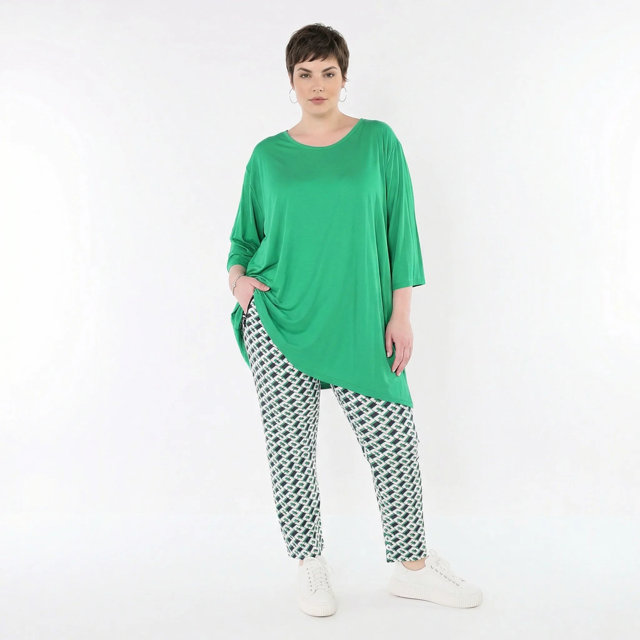 Ausgefallene Bengaline Karottenhose im zeitlosen Lagenlook, stretchig und fein, abstrakt, Marine/Grün/Weiß