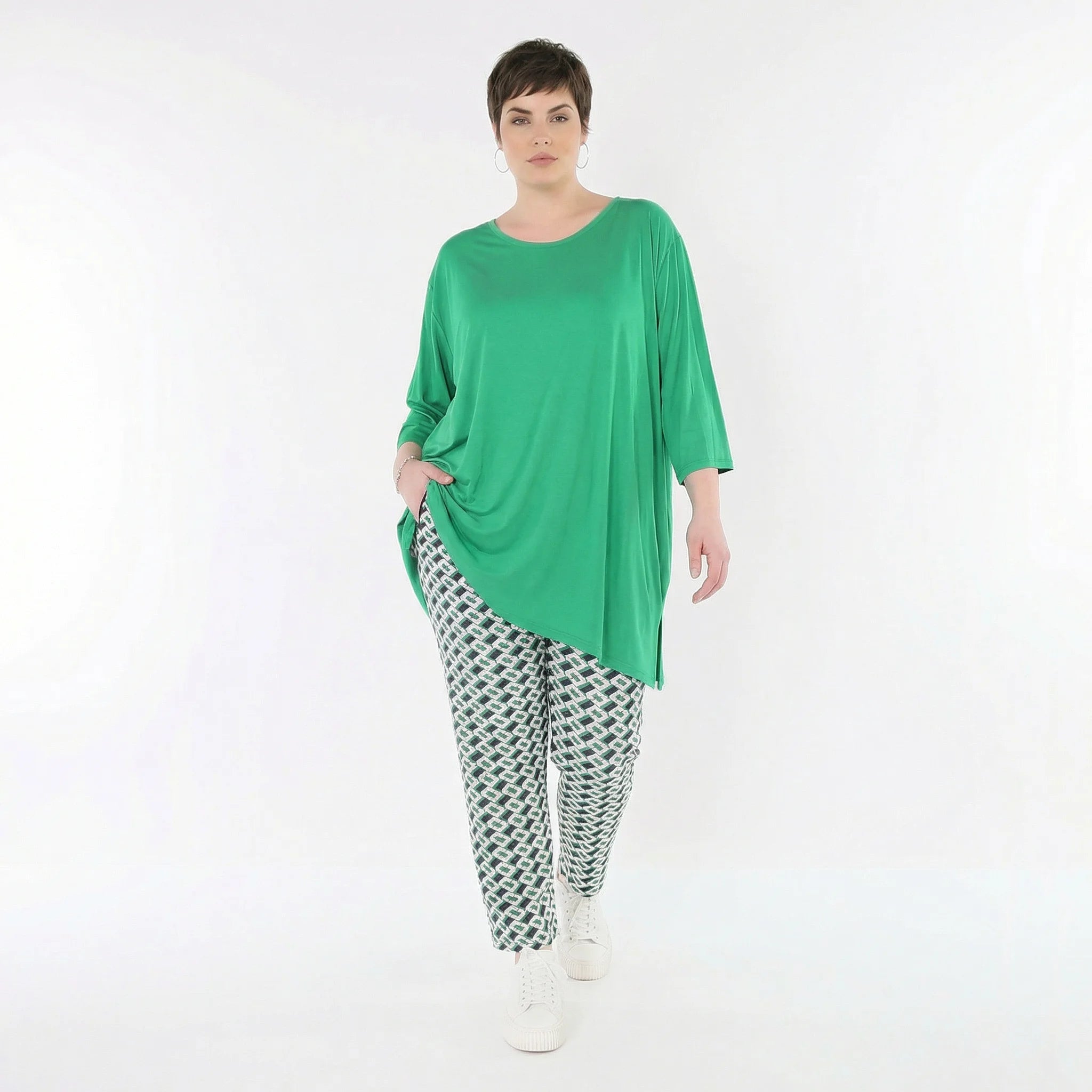 Ausgefallene Bengaline Karottenhose im zeitlosen Lagenlook, stretchig und fein, abstrakt, Marine/Grün/Weiß