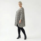 Stilvolles Oversize Shirt in leichter Krepp Viskose mit Rüschensaum, zeitloser Lagenlook, Schwarz/Weiß
