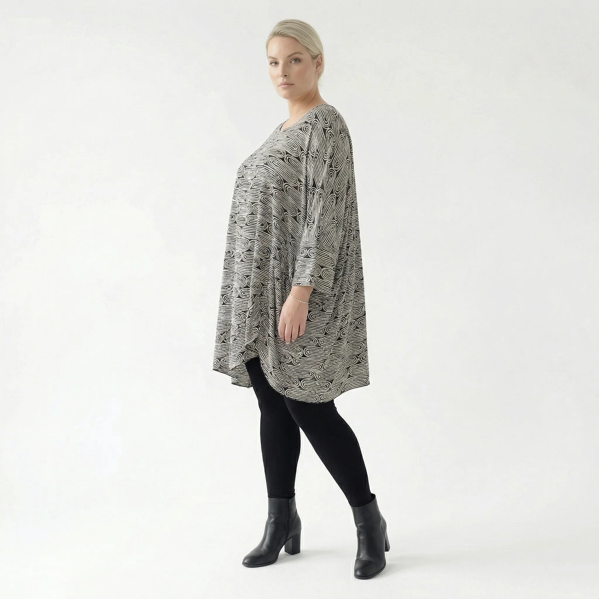 Stilvolles Oversize Shirt in leichter Krepp Viskose mit Rüschensaum, zeitloser Lagenlook, Schwarz/Weiß