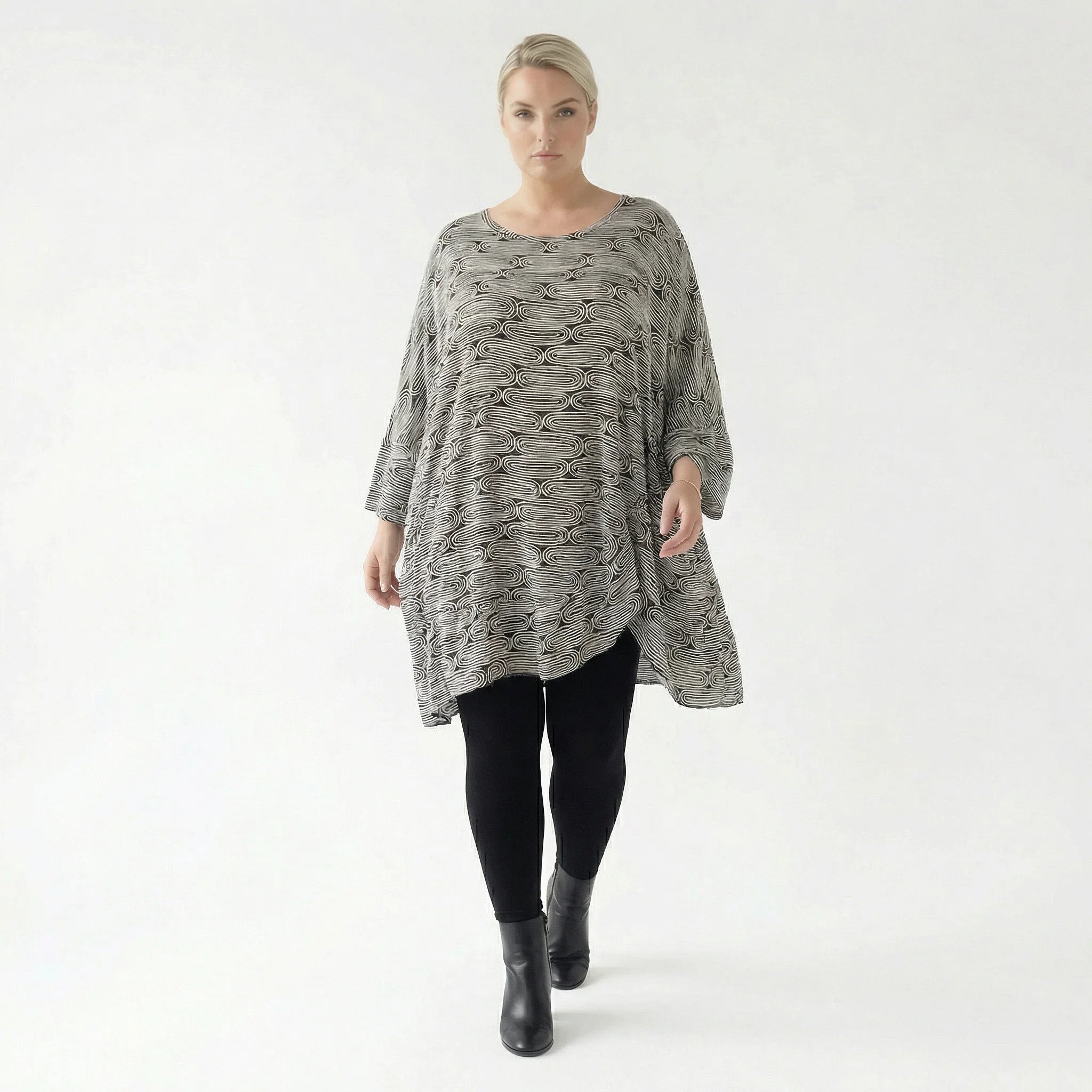 Stilvolles Oversize Shirt in leichter Krepp Viskose mit Rüschensaum, zeitloser Lagenlook, Schwarz/Weiß