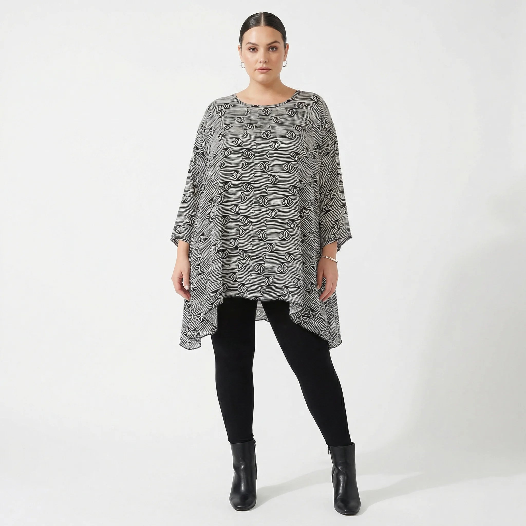 Zeitlos legeres Oversize Lagenlook Shirt aus luftig leichter Viskose mit Biesen Struktur, Schwarz/Weiß