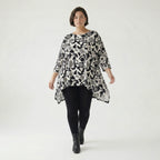 Ausgefallenes Oversize Shirt aus elastischem Traveller Material mit grafischem Muster, Weiß/Schwarz