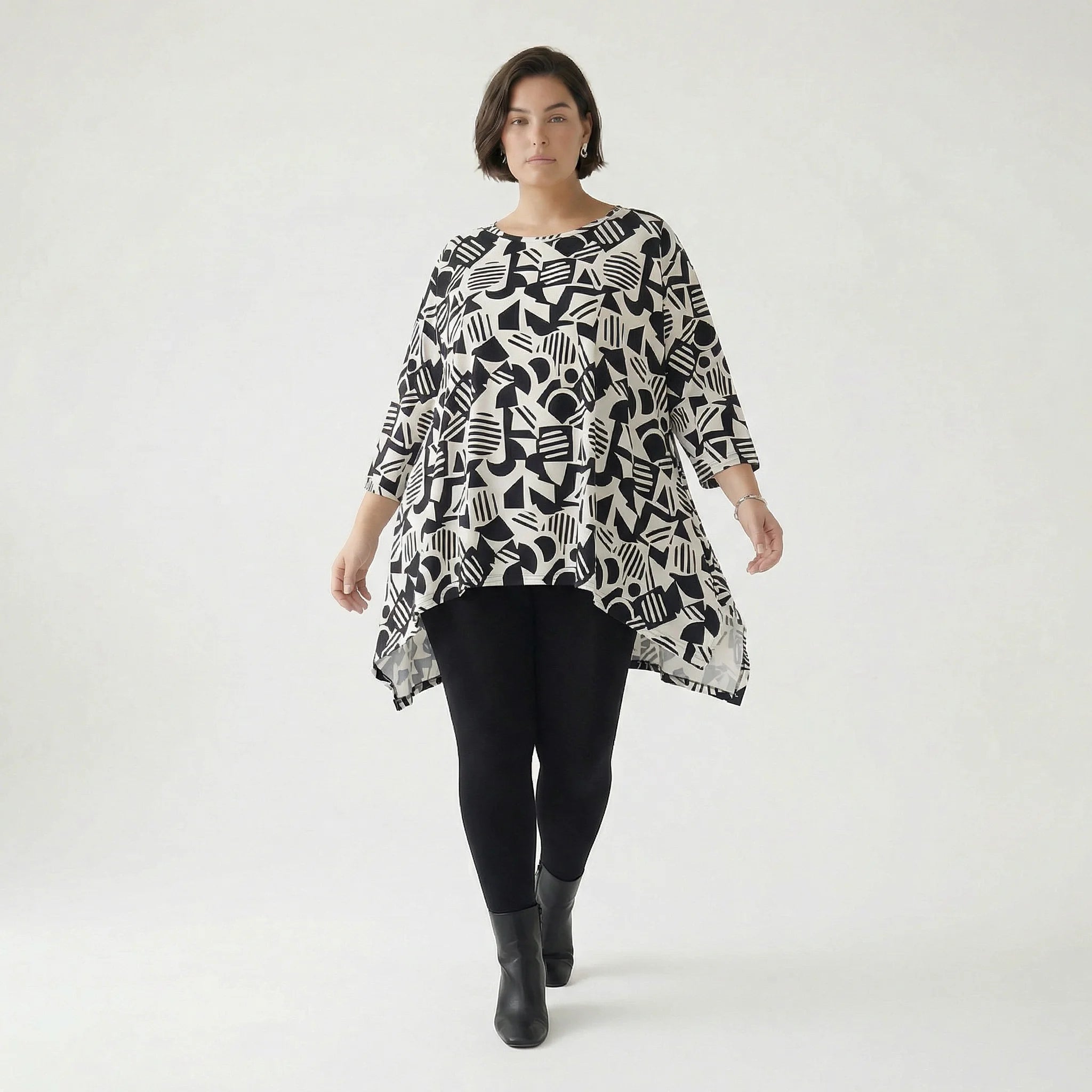 Ausgefallenes Oversize Shirt aus elastischem Traveller Material mit grafischem Muster, Weiß/Schwarz