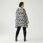 Ausgefallenes Oversize Shirt aus elastischem Traveller Material mit grafischem Muster, Weiß/Schwarz