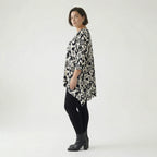 Ausgefallenes Oversize Shirt aus elastischem Traveller Material mit grafischem Muster, Weiß/Schwarz