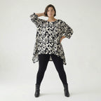 Ausgefallenes Oversize Shirt aus elastischem Traveller Material mit grafischem Muster, Weiß/Schwarz