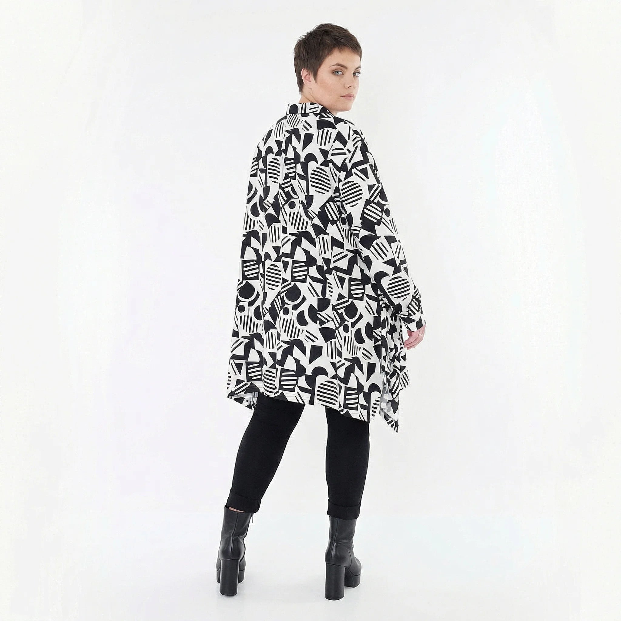 Ausgefallene Oversize Jacke im modernen Lagenlook mit stretchigem Traveller Material, Weiß/Schwarz