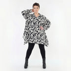 Ausgefallene Oversize Jacke im modernen Lagenlook mit stretchigem Traveller Material, Weiß/Schwarz