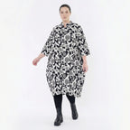 Ausgefallenes Ballon Kleid im legeren Lagenlook aus stretchigem Material mit Stehkragen, Weiß/Schwarz