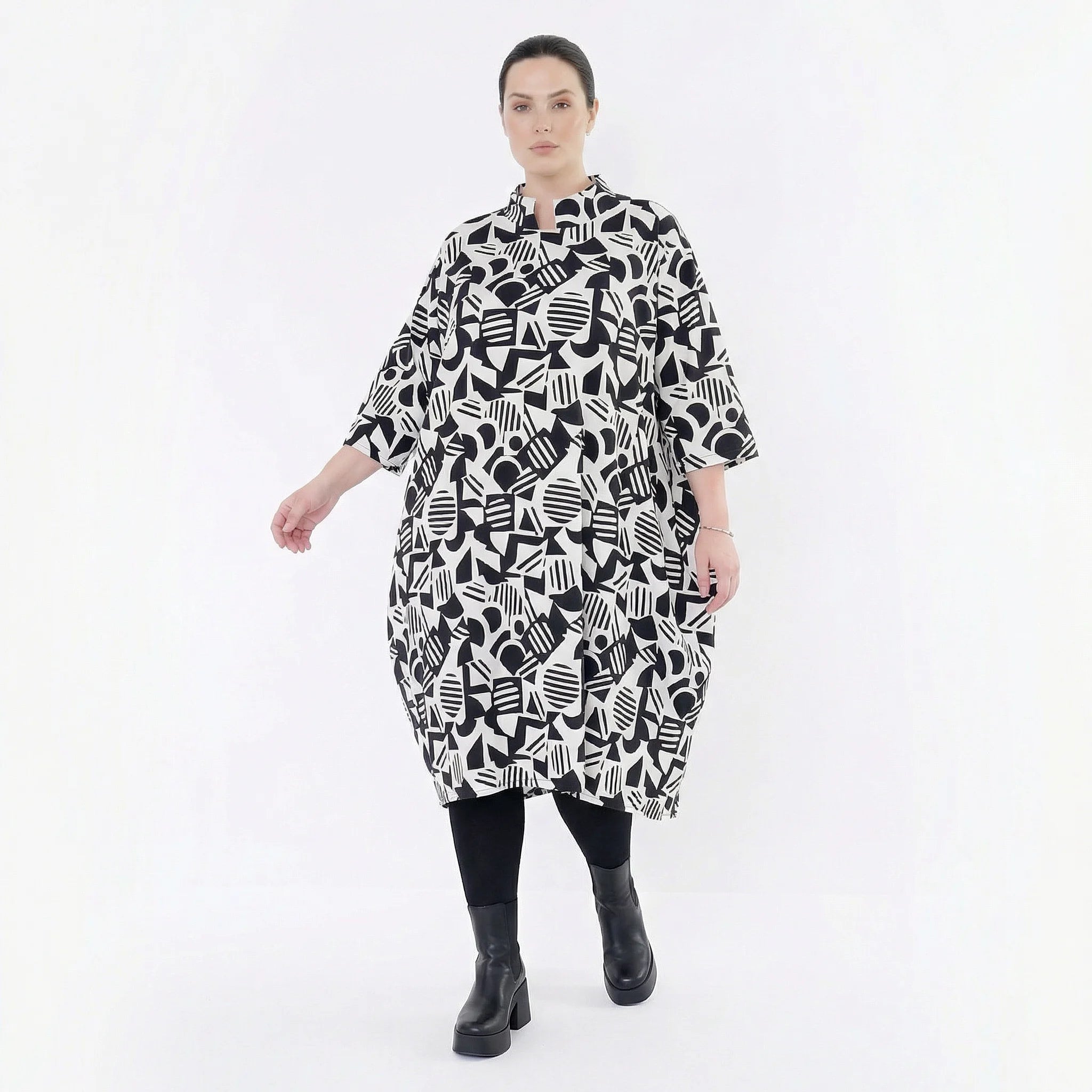 Ausgefallenes Ballon Kleid im legeren Lagenlook aus stretchigem Material mit Stehkragen, Weiß/Schwarz