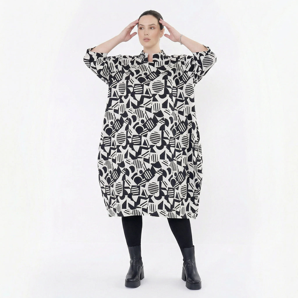 Ausgefallenes Ballon Kleid im legeren Lagenlook aus stretchigem Material mit Stehkragen, Weiß/Schwarz