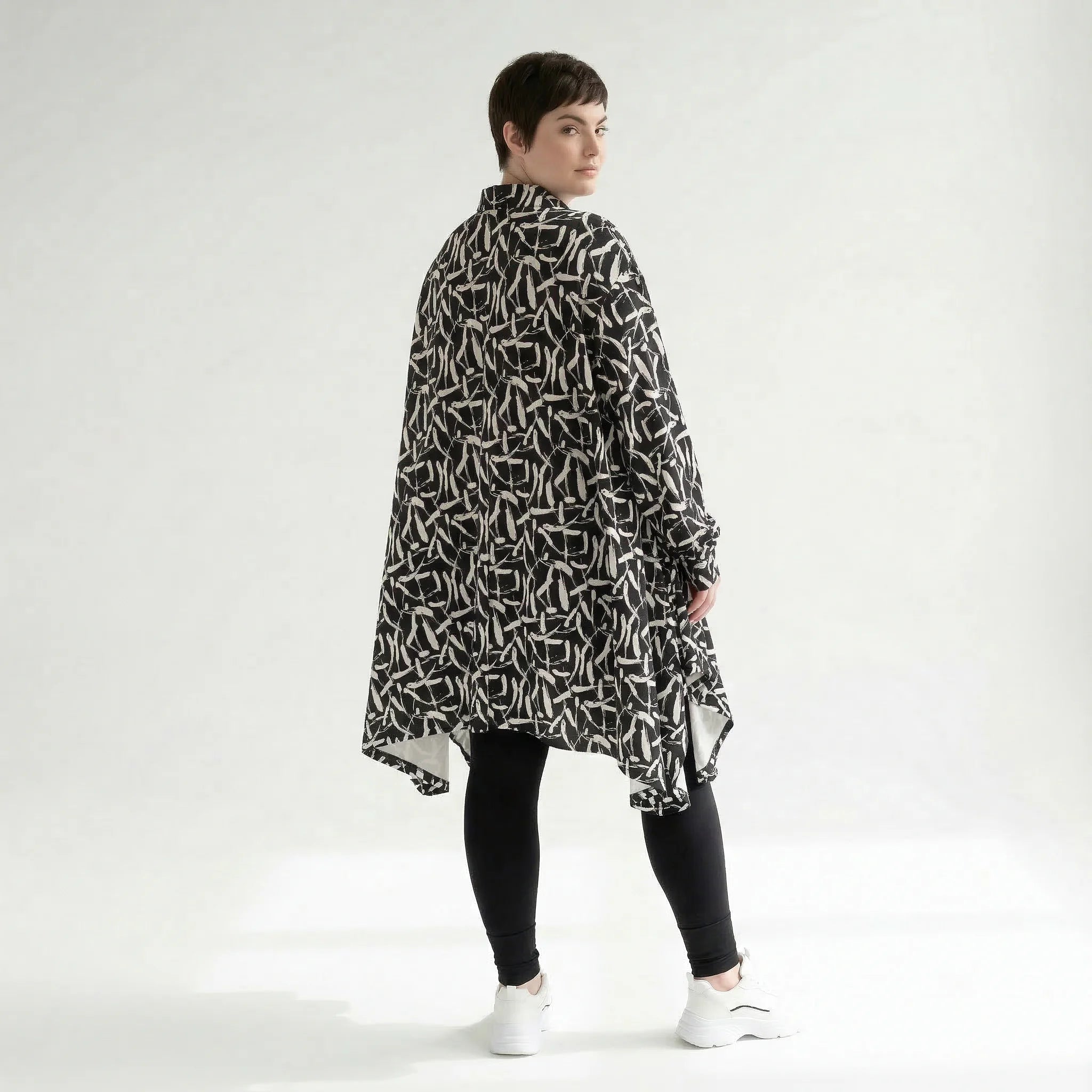 Ausgefallene Oversize Jacke in A-Form aus stretchig weichem Material im Lagenlook, Schwarz/Weiß