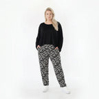 Ausgefallene Karottenhose im Lagenlook mit stretchigem, fein glattem Charakter, Pinselstrich-Muster, Schwarz/Weiß