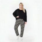 Ausgefallene Karottenhose im Lagenlook mit stretchigem, fein glattem Charakter, Pinselstrich-Muster, Schwarz/Weiß