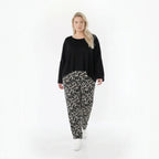 Ausgefallene Karottenhose im Lagenlook mit stretchigem, fein glattem Charakter, Pinselstrich-Muster, Schwarz/Weiß