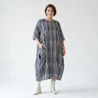 Emotionaler Lagenlook im ausgefallenen Oversize Ballon Kleid aus luftigem Baumwollmix, Marine/Weiß