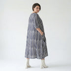 Emotionaler Lagenlook im ausgefallenen Oversize Ballon Kleid aus luftigem Baumwollmix, Marine/Weiß