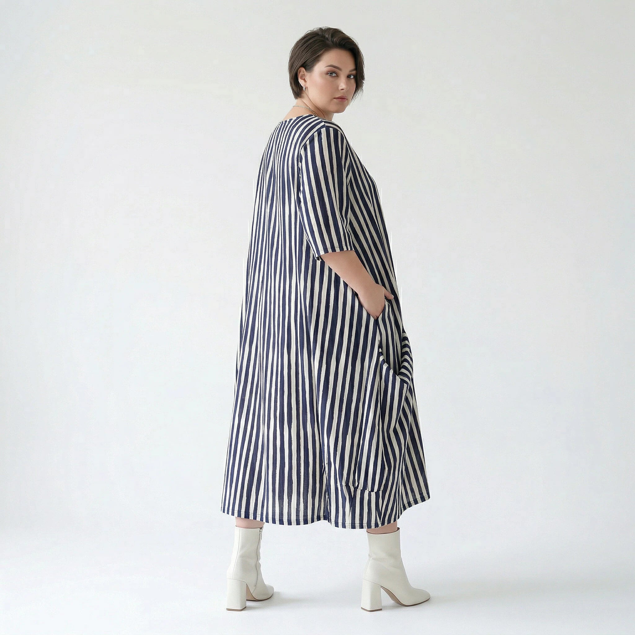 Emotionaler Lagenlook im ausgefallenen Oversize Ballon Kleid aus luftigem Baumwollmix, Marine/Weiß