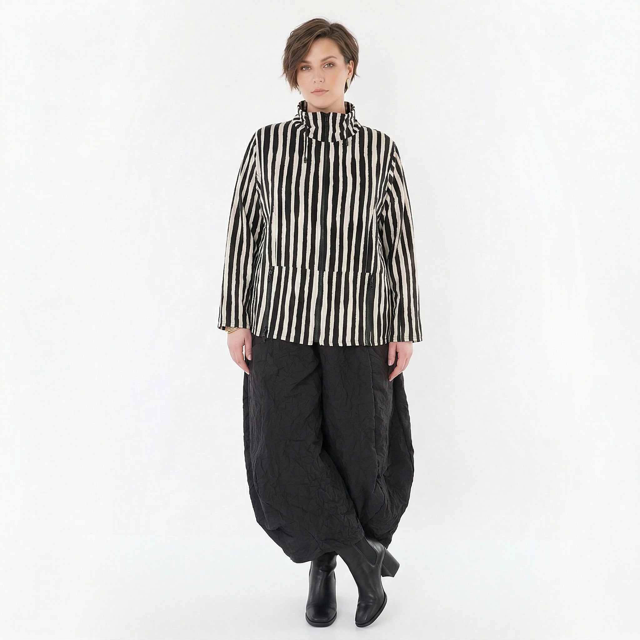 Luftige Oversize Lagenlook Jacke mit Stehkragen und ausgefallenen Blockstreifen, Schwarz/Weiß