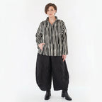 Luftige Oversize Lagenlook Jacke mit Stehkragen und ausgefallenen Blockstreifen, Schwarz/Weiß