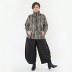 Luftige Oversize Lagenlook Jacke mit Stehkragen und ausgefallenen Blockstreifen, Schwarz/Weiß