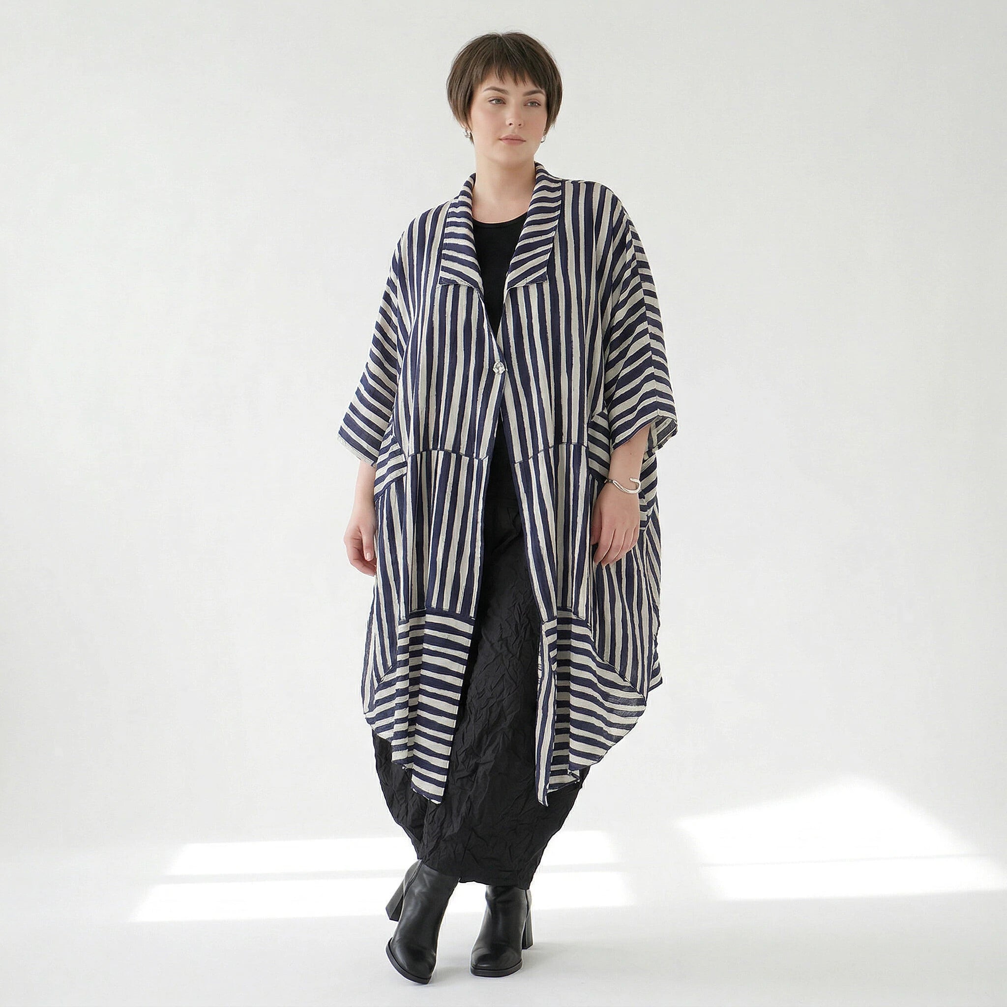 Zeitlos ausgefallener A-Form Mantel mit luftig leichtem Lagenlook und Blockstreifen Design, Marine/Weiß