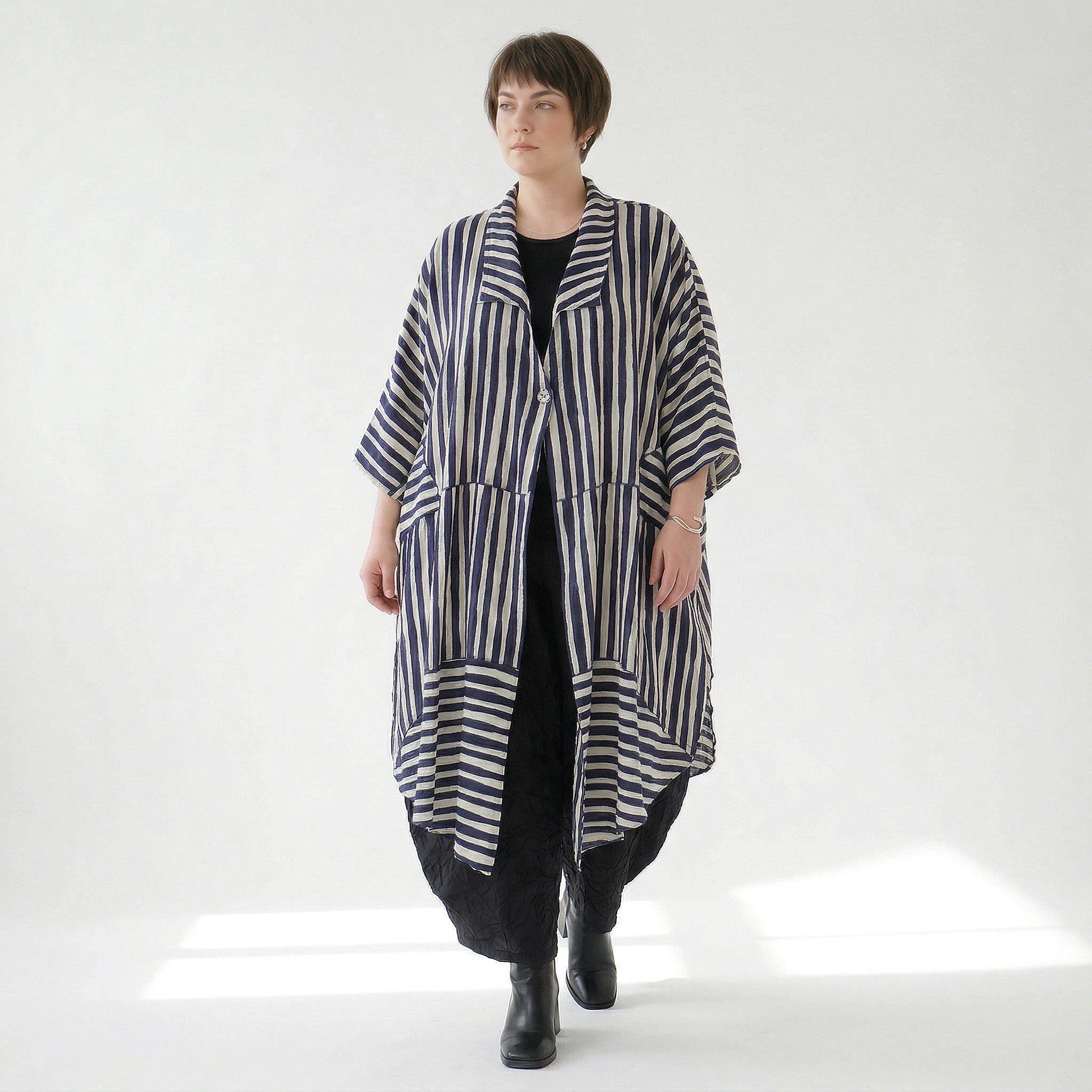 Zeitlos ausgefallener A-Form Mantel mit luftig leichtem Lagenlook und Blockstreifen Design, Marine/Weiß