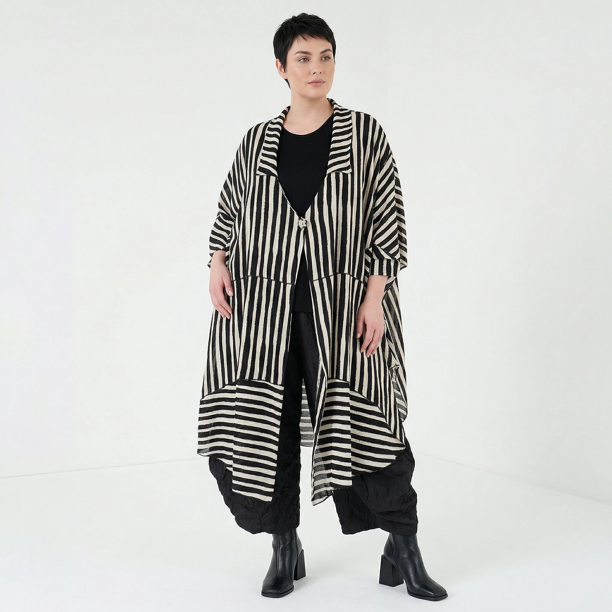 Luftig-leichter Lagenlook Mantel in modischer A-Form aus Baumwolle Viskose mit Blockstreifen, Schwarz/Weiß