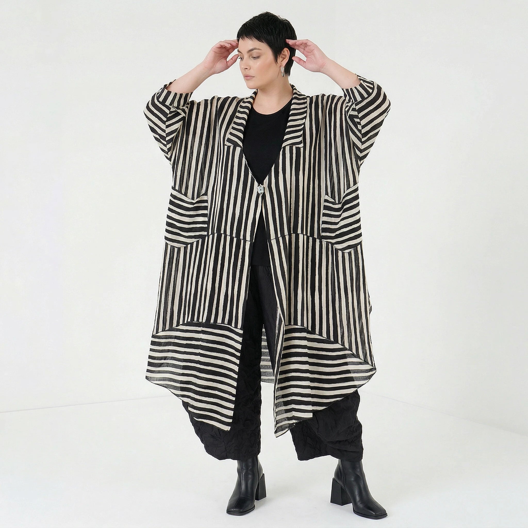 Luftig-leichter Lagenlook Mantel in modischer A-Form aus Baumwolle Viskose mit Blockstreifen, Schwarz/Weiß