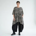 Luftig leichte Oversize Bluse in A-Form mit ausgefallenem Lagenlook und Blockstreifen, Schwarz/Weiß