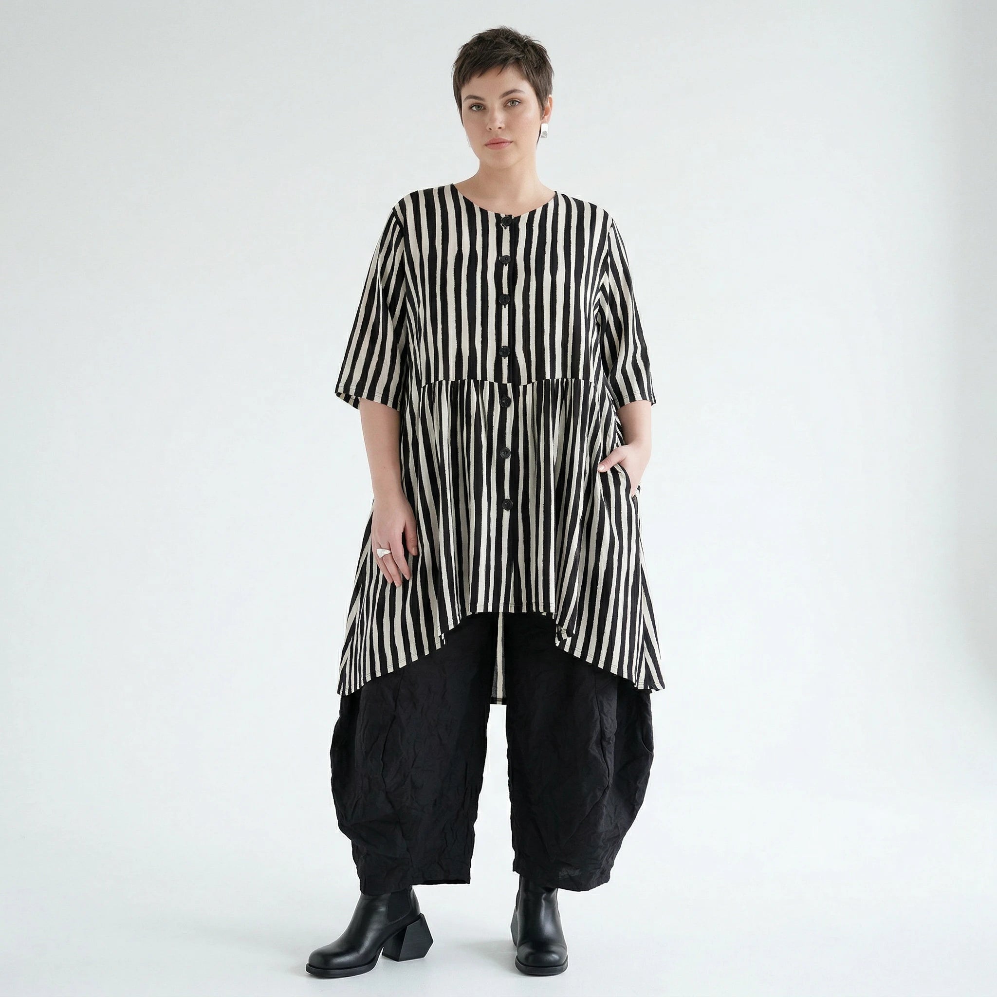 Luftig leichte Oversize Bluse in A-Form mit ausgefallenem Lagenlook und Blockstreifen, Schwarz/Weiß