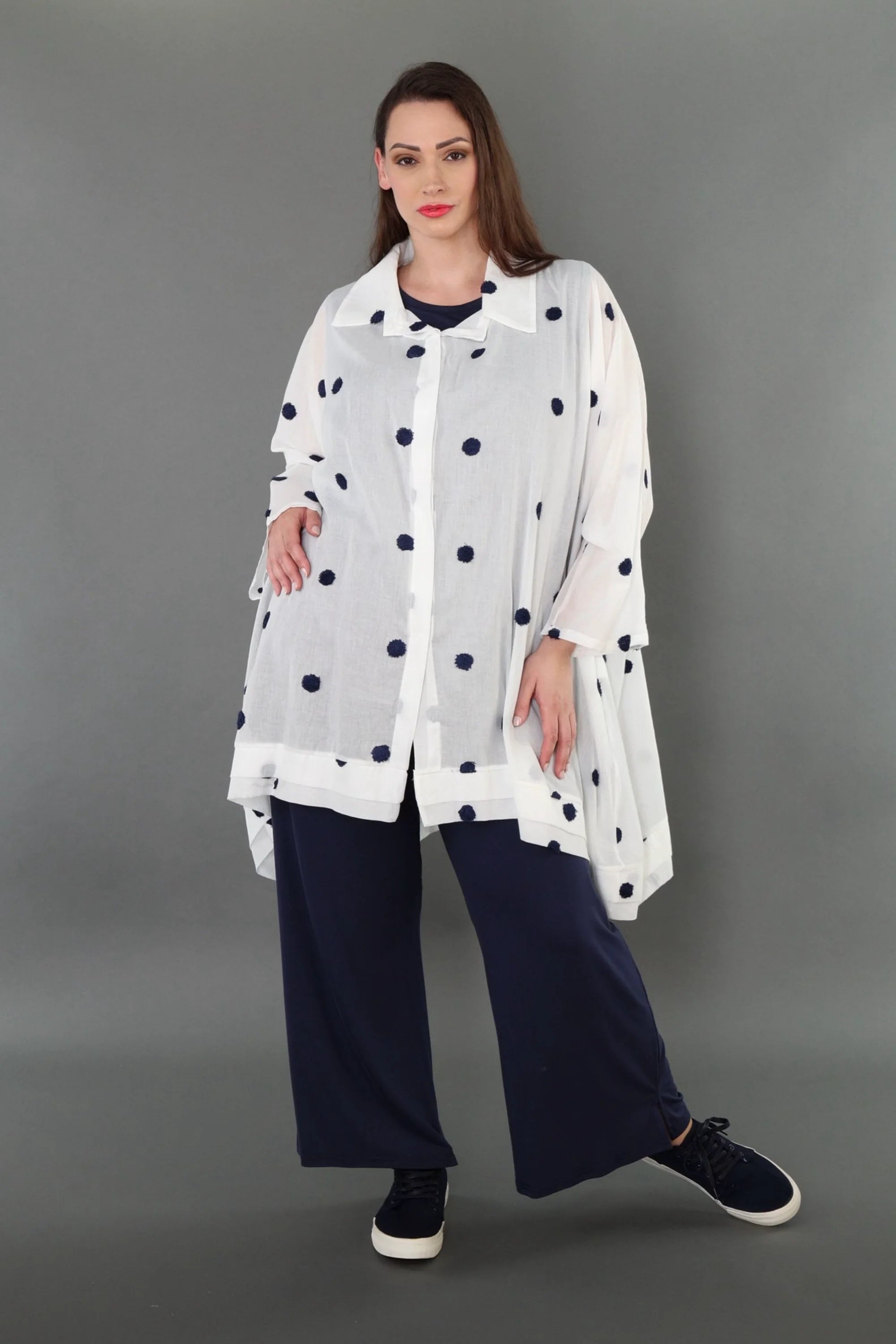  A-Form Bluse von AKH Premium aus Baumwolle, P1005.7110, Weiß/Dunkelblau, Punkte, Schick